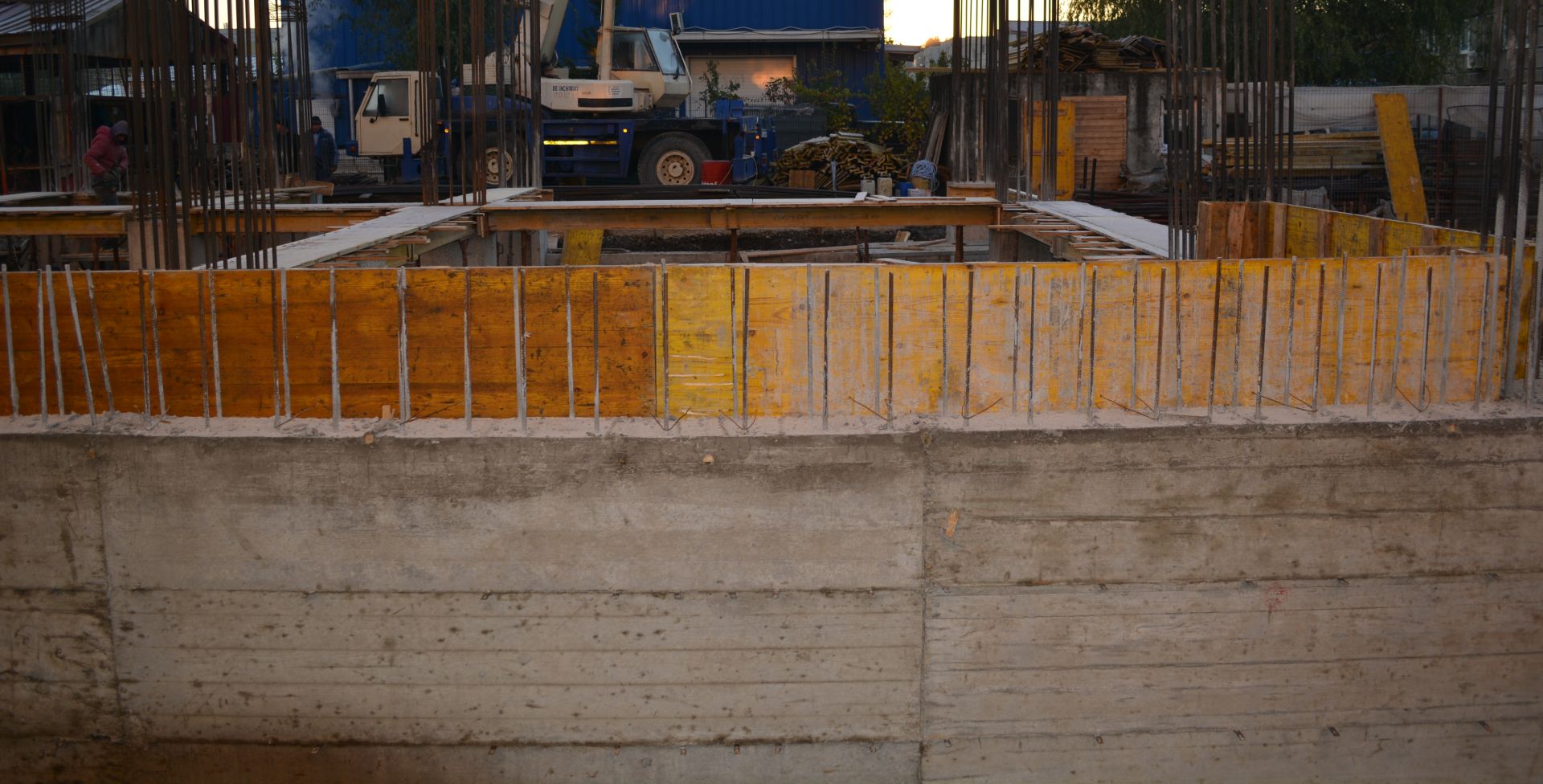 Finalizarea construcţiei pereţilor diafragmă la demisol